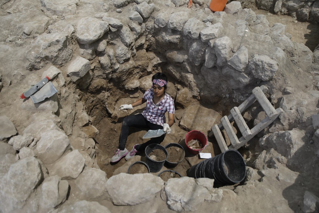 นักโบราณคดีร่วมขุดสำรวจแหล่งโบราณคดี ที่อ้างว่าเป็นเมืองซิกแลกตามตำนานในพระคัมภีร์ (MENAHEM KAHANA / AFP)