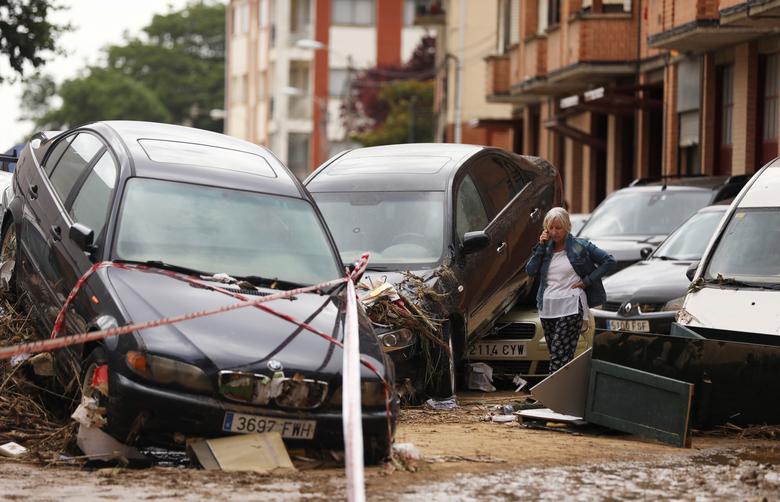 รถยนต์หลายคันได้รับความเสียหาย หลังจากมีฝนตกหนัก-น้ำท่วมในสเปน