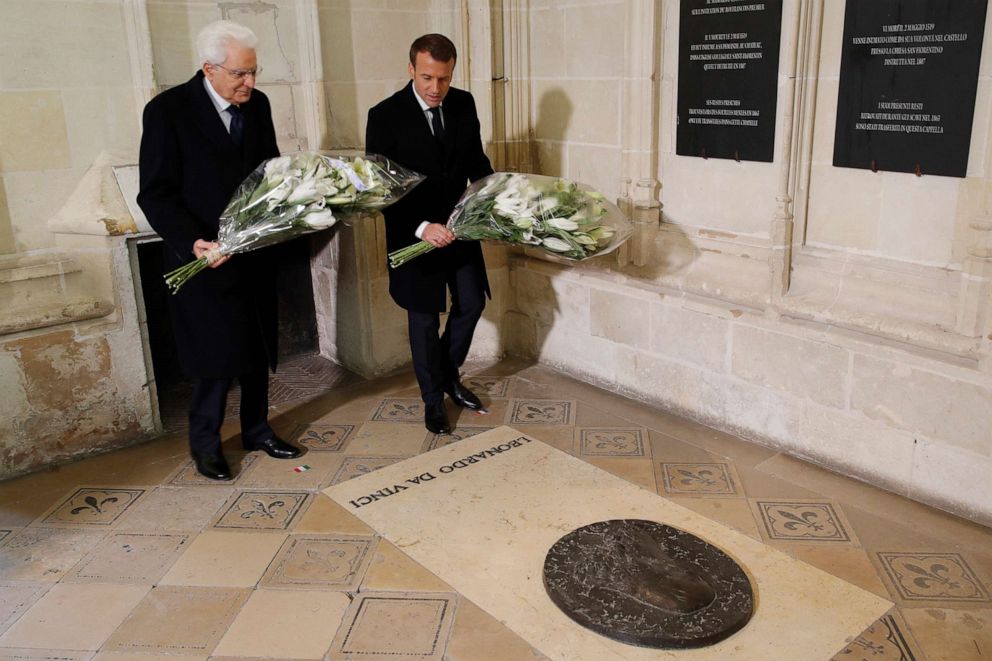 Emmanuel Macron ประธานาธิบดีฝรั่งเศส (ขวา) และ Sergio Mattarella ประธานาธิบดีอิตาลี (ซ้าย) วางดอกไม้ที่หลุมศพ ลีโอนาร์โด ดาร์วินชี (AP)