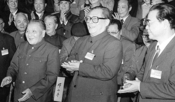 จากซ้าย: เติ้ง เสี่ยวผิง เจียง เจ๋อหมิน และหลี่ เผิง ในการประชุมเต็มคณะครั้งที่ห้า ของคณะกรรมาธิการกลางพรรคคอมมิวนิสต์จีนชุดที่ 13 ในปักกิ่งเดือนพ.ย. 1989 (แฟ้มภาพ ซินหวา)