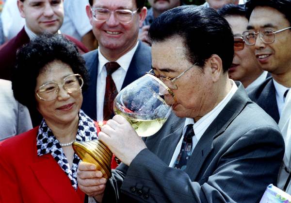 นายกรัฐมนตรีหลี่ เผิง (ขวา) กำลังดื่มฉลอง และภริยา จู หลิน (ซ้าย) หลังการล่องเรือแม่น้ำไรน์ เยอรมนีในวันที่ 6 ก.ค. 1994 (แฟ้มภาพ รอยเตอร์ส)