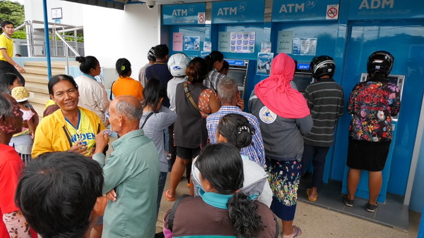 ตู้เอทีเอ็มธนาคารกรุงไทยในทุกอำเภอของ จ.สุรินทร์จะมีประชาชนมาเข้าคิวกดเงินจำนวนมาก