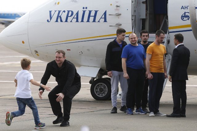 นักโทษชาวยูเครนที่เพิ่งลงจากเครื่องบิน