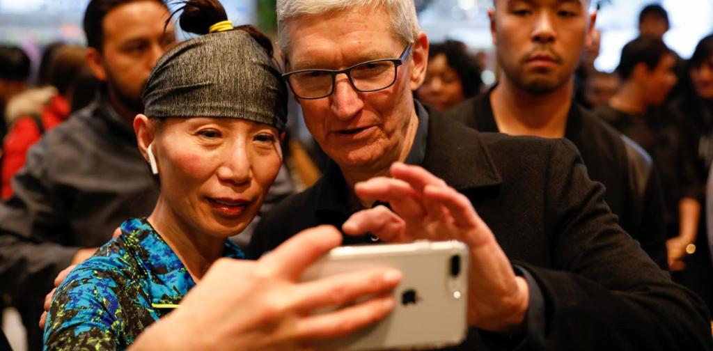 Tim Cook ซีอีโอ Apple กำลังใช้งาน iPhone กับลูกค้าชาวจีน