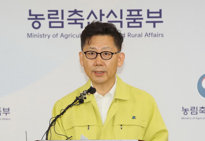 คิม ฮยุนซู รัฐมนตรีกระทรวงเกษตรเกาหลีใต้ เปิดแถลงข่าวกรณีพบการระบาดของไข้หวัดหมูแอฟริกาวันนี้ (17 ก.ย.) 