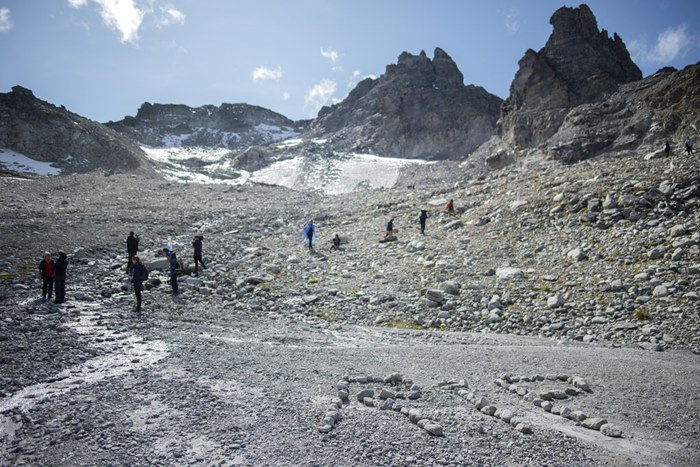 <i>ก้อนหินถูกนำมาเรียงเป็นตัวอักษร RIP (rest in peace สู่สุคติ)  ระหว่างพิธีรำลึกซึ่งจัดขึ้นต่อหน้าธารน้ำแข็ง “ที่กำลังตาย” ของภูเขาปิโซล ในประเทศสวิตเซอร์แลนด์ เมื่อวันอาทิตย์ (22 ก.ย.) พิธีนี้มีองค์การต่างๆ หลายหลากเข้าร่วม เพื่อเน้นย้ำถึงปัญหาการเปลี่ยนแปลงภูมิอากาศ และธารน้ำแข็งแห่งต่างๆ ที่กำลังละลายเนื่องจากโลกร้อนขึ้น </i>