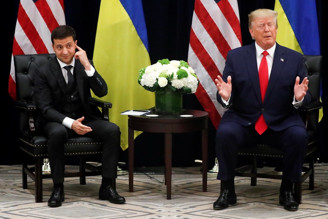 ประธานาธิบดีประธานาธิบดีโวโลดีมีร์ เซเลนสกีของยูเครน(ซ้าย) ระหว่างพบปะพูดคุยทวิภาคีกับประธานาธิบดีโดนัลด์ ทรัมป์แห่งสหรัฐฯ รอบยอกการประชุมสมัชชาใหญ่แห่งสหประชาชาติ ในนิวยอร์ก เมื่อวันพุธ(25ก.ย.) 