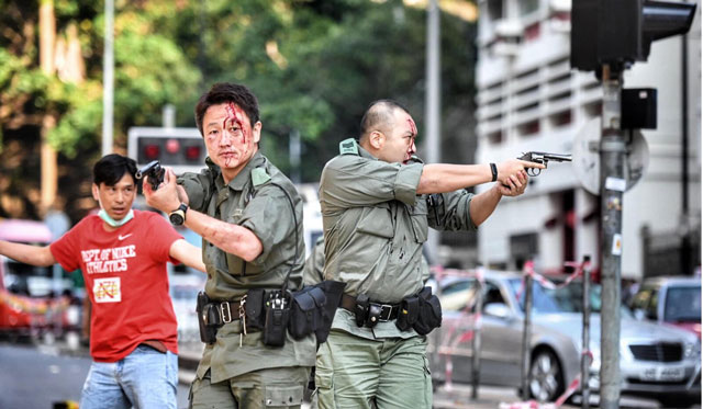 สตีเฟ่น โหล ผู้บัญชาการตำรวจของฮ่องกงกล่าวว่า เจ้าหน้าที่ได้ยิงกระสุนทั้งหมดหกนัดในสี่เหตุการณ์ ระหว่างช่วงที่เกิดเหตุการณ์ไม่สงบในวันอังคาร นอกเหนือจากกรณีของนักเรียนมัธยมฮ่องกง ซัง ฉีขิ่น ยังมีการยิงกระสุนจริงขึ้นขึ้นฟ้าเพื่อเตือนรวมทั้งสิ้น 5 นัด (ภาพ Rice Post)