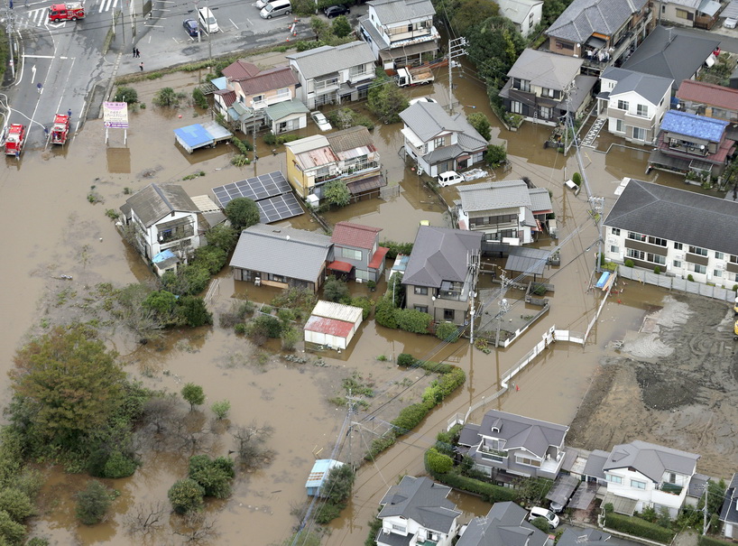ฝนที่ตกลงมาอย่างหนักในภาคตะวันออกของญี่ปุ่นส่งผลให้บ้านเรือนประชาชนในเมืองซากุระ จังหวัดชิบะ ยังคงมีน้ำท่วมขังวันนี้ (26 ต.ค.)  