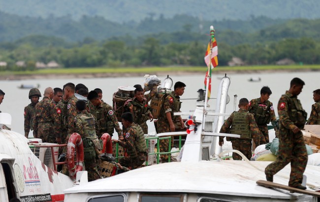 ภาพแฟ้มปี 2561 เผยให้เห็นทหารพม่าขึ้นฝั่งที่ท่าเรือเมืองบุติด่องเพื่อรับมือกับการโจมตีของกองกำลังติดอาวุธโรฮิงญา.