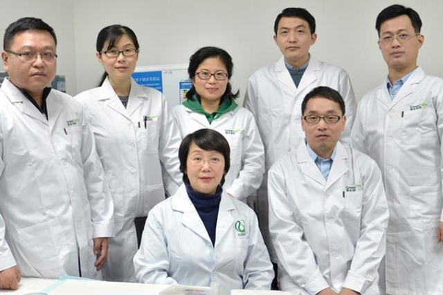 ศาสตราจารย์ เกิ้ง เหม่ยยู่ (นั่งกลางซ้าย) จากสถาบันบัณฑิตวิทยาศาสตร์จีนประจำเซี่ยงไฮ้ สถาบัน Materia Medica เป็นผู้นำการวิจัยซึ่งเริ่มขึ้นเมื่อ 22 ปีก่อน