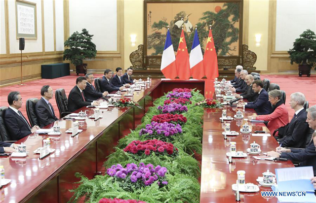 ประธานาธิบดีสี จิ้นผิง (ซ้าย) กับแอมานุแอล มาครง ประธานาธิบดี ฝรั่งเศส ที่ มหาศาลาประชาชนในกรุงปักกิ่งเมืองหลวงของจีน 6 พ.ย. 2019 [ภาพซินหัว]