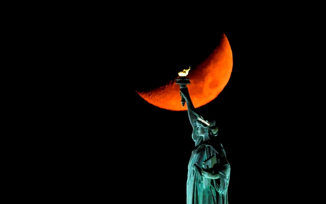 ดวงจันทร์ขึ้นข้างหลังอนุสาวรีย์เทพีเสรีภาพในนครนิวยอร์กเมื่อวันที่ 2 พฤศจิกายน ปี 2019