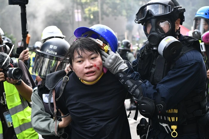 ผู้ประท้วงถูกตำรวจจับกุมที่บริเวณใกล้ๆ มหาวิทยาลัยฮ่องกงโพลิเทคนิค ในวันจันทร์ (18 พ.ย.) 