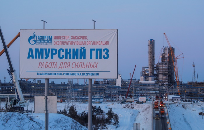 &lt;i&gt;โรงแปรรูปก๊าซบริเวณนอกเมืองสโวบอดนี ในเขตอามูร์ ของรัสเซีย ซึ่งเป็นส่วนหนึ่งของสายท่อส่งก๊าซ “เพาเวอร์ออฟไซบีเรีย” (ภาพถ่ายเมื่อ 29 พ.ย. 2019) &lt;/i&gt;