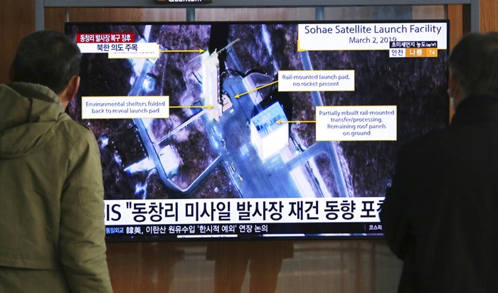 &lt;i&gt;(ภาพจากแฟ้มถ่ายเมื่อวันที่ 6 มี.ค. 2019 ขณะจอทีวีที่สถานีรถไฟกรุงโซล เสนอรายงานข่าว ซึ่งมีภาพของสนามปล่อยดาวเทียมโซเฮ ของเกาหลีเหนือ  &lt;/i&gt;