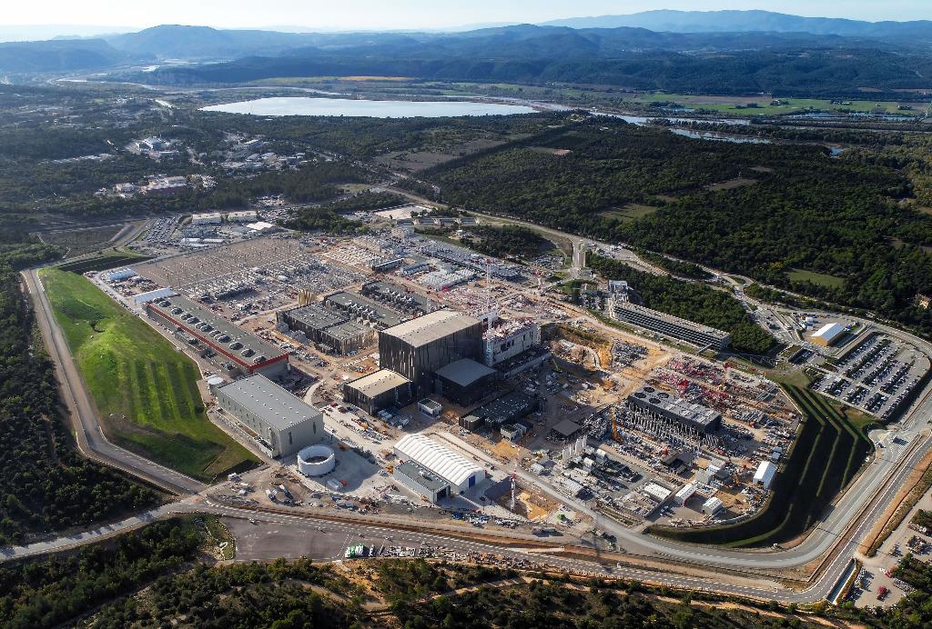ที่ตั้งของเตาปฏิกรณ์ ITER ที่หมู่บ้าน Saint-Paul-l?s-Durance ที่อยู่ใกล้เมือง Cadarache ทางทิศตะวันออกเฉียงใต้ของฝรั่งเศส  (https://www.iter.org/) 