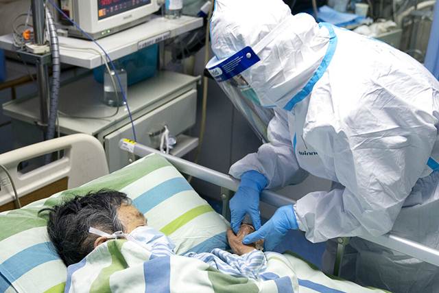 เจ้าหน้าที่พยาบาลกำลังดูแลผู้ป่วยในห้องไอซียูในโรงพยาบาลจงหนัน มหาวิทยาลัยอู่ฮั่น มณฑลหูเป่ย (ภาพ ซินหัว)