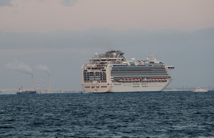 เรือสำราญ “ไดมอนด์ ปรินเซส” ของบริษัทญี่ปุ่น ขณะจอดทอดสมออยู่ที่ด้านนอกของท่าเรือโยโกฮามา ในเมืองโยโกฮามา เมื่อวันอังคาร (4 ก.พ.) 