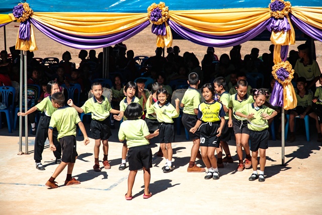 เด็กนักเรียนร่วมกิจกรรมครูอาสากับทีมงานลามิน่ากันอย่างสนุกสนาน