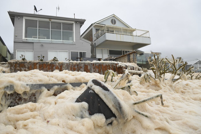 <i>ฟองของน้ำทะเลที่คลื่นลมพัดพามา  ซัดใส่บ้านพักริมชายหาดที่คอลลารอย บริเวณนอร์ทบีช ของเมืองซิดนีย์ ประเทศออสเตรเลีย  วันจันทร์ (10 ก.พ.) <i>