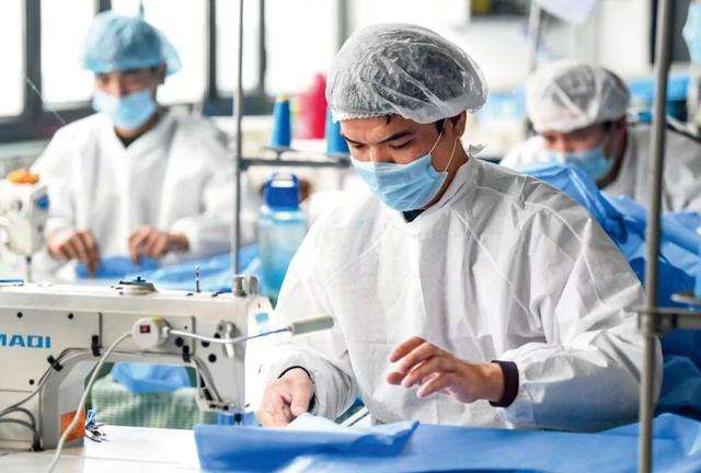 โรงงานผลิตชุดป้องกันที่ใช้ในการแพทย์กลับมาทำงานในช่วงตรุษจีนเพื่อผลิตให้ทันกับปริมาณความต้องการ (ภาพ ไชน่า เดลี่)