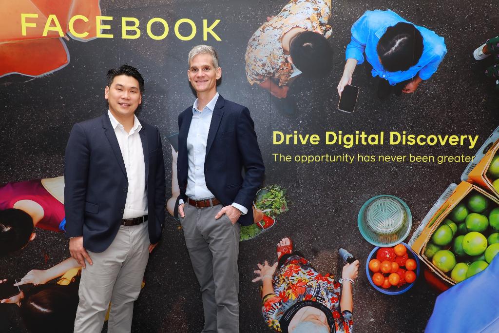 จอห์น แวกเนอร์ (ขวา) ผู้อำนวยการบริหาร Facebook ประเทศไทยและ ดิเรก เกศวการุณย์ (ซ้าย) 