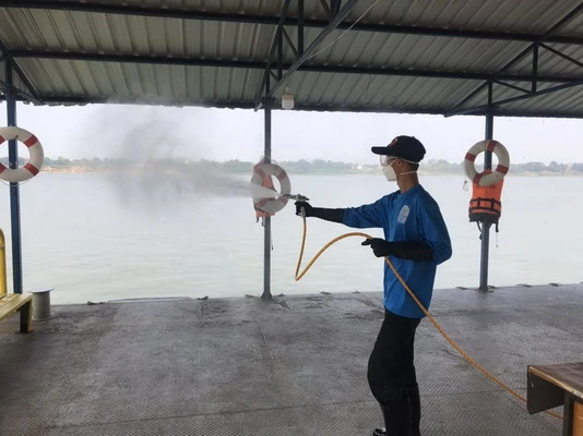 เจ้าหน้าที่เร่งฉีดพ่นน้ำยาทำความสะอาดท่าเทียบเรือข้ามฟากไทย-ลาว นครพนม สกัดไวรัสโควิด-19