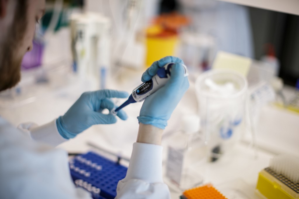 ทีมนักวิจัยเดนมาร์กเร่งผลิตวัคซีนโควิด-19 คาดว่าจะได้ทดลองระดับคลีนิคอีก 9 เดือน (Thibault Savary / AFP)