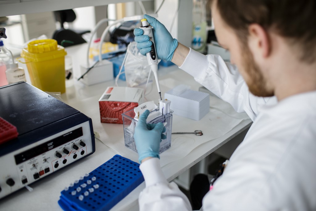 ทีมนักวิจัยเดนมาร์กเร่งผลิตวัคซีนโควิด-19 คาดว่าจะได้ทดลองระดับคลีนิคอีก 9 เดือน (Thibault Savary / AFP)