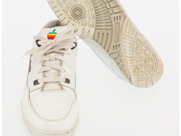 Apple sneakers ที่ถูกประมูลไปล่าสุดในราคาเบาๆ 9,687 เหรียญสหรัฐหรือมากกว่า 3 แสนบาท