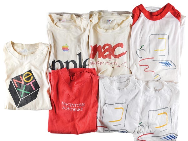 อาร์อาร์ ออคชั่น (RR Auction) เคยเปิดประมูลเสื้อหลายลายที่แสดงว่า Apple ออกแบบเสื้อหลายสิบแบบบนโลโก้ที่ต่างกัน