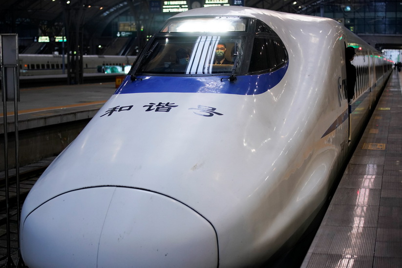 รถไฟความเร็วสูงจอดรอรับผู้โดยสารที่สถานี Hankou เตรียมออกเดินทางจากเมืองอู่ฮั่นเป็นครั้งแรกในรอบ 2 เดือน