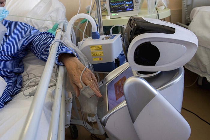 &lt;i&gt;ผู้ป่วยโรคติดต่อเชื้อไวรัสโควิด-19 ซึ่งรับการรักษาในห้องไอซียู กดปุ่มโต้ตอบกับหุ่นยนต์ ณ โรงพยาบาล “ออสเปดาเล ดิ ซีร์โคโล” ในเมือง วาเรเซ ประเทศอิตาลี เมื่อวันพุธ (8 เม.ย.)  โรงพยาบาลแห่งนี้มีหุ่นยนต์ 6 ตัว แต่ละตัวรับผิดชอบติดตามเฝ้าระวังและคอยช่วยเหลือคนไข้ 2 คน ทำให้แบ่งเบาภาระของเจ้าหน้าที่การแพทย์ลงไปได้มาก &lt;/i&gt;