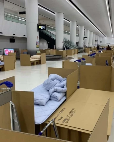 การกักตัวใน “กล่องกระดาษ” ที่สนามบินนาริตะ ประเทศญี่ปุ่น