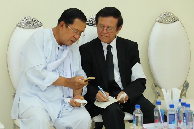 นายกรัฐมนตรีฮุนเซนและแกม สุขา หัวหน้าพรรคกู้ชาติกัมพูชา. -- FRESH NEWS/AFP.