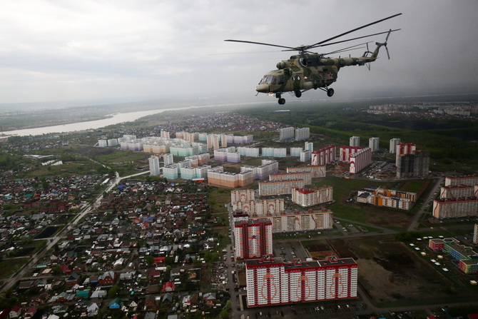 เฮลิคอปเตอร์รุ่น Mi-8 ของรัสเซีย บินเหนือเมืองโนโวซิบีร์สก์ ในวันพฤหัสบดี (7 พ.ค.) ระหว่างการซ้อมสวมสนาม “วันชัยชนะ” ทั้งนี้ประธานาธิบดีวลาดิมีร์ ปูติน วางแผนจัดการเฉลิมฉลองใหญ่ในปีนี้ซึ่งเป็นวาระครบรอบ 75 ปีของชัยชนะเหนือนาซีเยอรมนีในสงครามโลกครั้งที่ 2 ทว่าโรคระบาดโควิด-19 ทำให้เขาต้องสั่งเลื่อนการสวนสนามออกไปก่อน และในวันนั้นจะรำลึกกันเพียงแค่มีอากาศยานทหารบินผ่านเมืองสำคัญๆ ของประเทศ