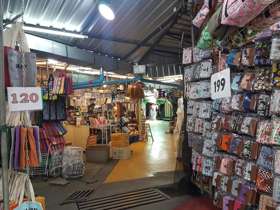 ร้านค้าภายในตลาดนัดสวนจตุจักร (ภาพ : เพจตลาดนัดจตุจักรกรุงเทพมหานคร)