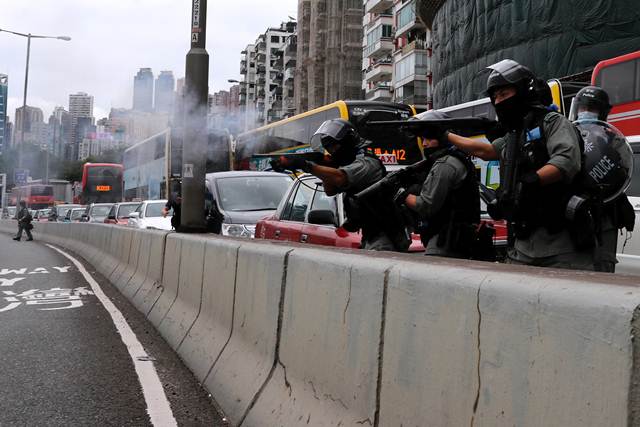ตำรวจปราบจลาจลยิงกระสุนยางสลายการประท้วงต่อต้านกฎหมายความมั่นคงฮ่องกงเมื่อวันที่ 24 พ.ค. (ภาพ รอยเตอร์ส)