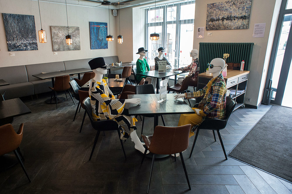 คาเฟ่ใน“ลิทัวเนีย” จับหุ่นโชว์เสื้อผ้า มานั่งเป็นเพื่อนร่วมกินอาหาร 