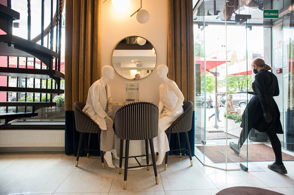 คาเฟ่ใน“ลิทัวเนีย” จับหุ่นโชว์เสื้อผ้า มานั่งเป็นเพื่อนร่วมกินอาหาร 