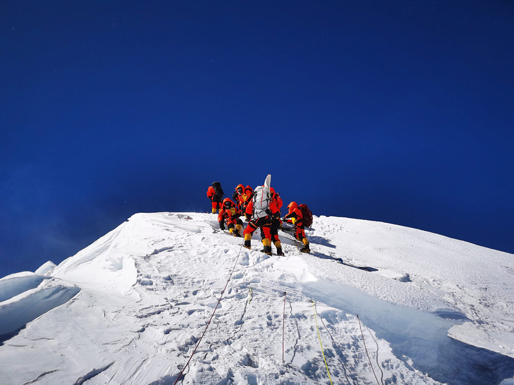 ทีมสำรวจชาวจีนพิชิตยอดเขาเอเวอเรสต์เพื่อวัดความสูงครั้งใหม่