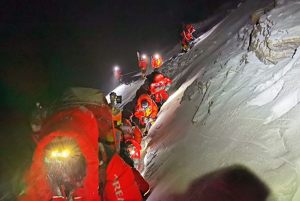 ทีมสำรวจมุ่งสู่จุดสูงสุดของยอดเขาเอเวอเรสต์ ตั้งแต่เวลาประมาณ 02.10 น. ของวันพุธ ที่ 27 พ.ค.63