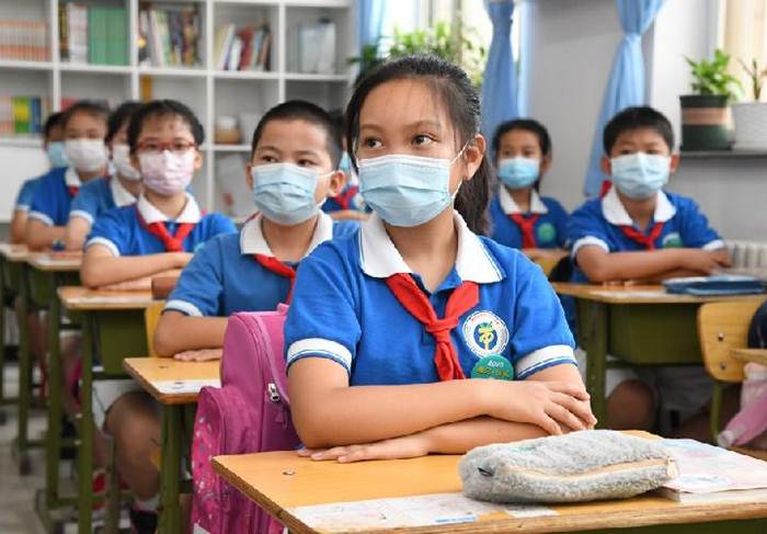 (แฟ้มภาพซินหัว : นักเรียนเกรด 4 เข้าเรียนในโรงเรียนประถมศึกษาหยางฟางเตี้ยน ในเขตไห่เตี้ยน กรุงปักกิ่ง เมืองหลวงของจีน เมื่อวันที่ 8 มิ.ย. 2020)