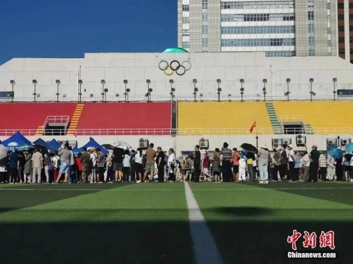 ชาวปักกิ่งเข้าคิวตรวจทดสอบกรดนิวคลิอิกที่สนามกีฬาเซวียนอู่ในกรุงปักกิ่ง (ภาพ ไชน่า นิวส์)
