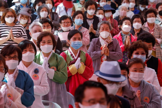 ชาวพุทธในเกาหลีใต้ร่วมพิธีสวดมนต์ ณ วัดแห่งหนึ่ง ท่ามกลางการแพร่ระบาดของไวรัสโคโรนาสายพันธุ์ใหม่(โควิด-19) 
