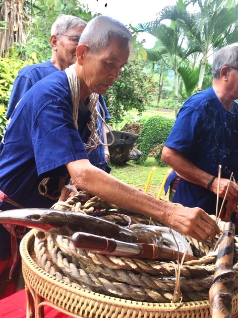 ครูบาทองมาก เสนาวงศ์ษา ทำพิธีเซ่นไหว้เชือกปะกำ ประเพณีเก่าแก่ที่ควรศึกษาเพื่อสืบทอดวัฒนธรรมการเลี้ยงช้างไทย