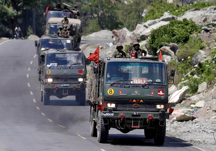 ขบวนรถทหารอินเดียแล่นไปตามทางหลวงสายที่มุ่งสู่เขตดาลัก เมื่อวันที่ 18 มิถุนายน 2020 