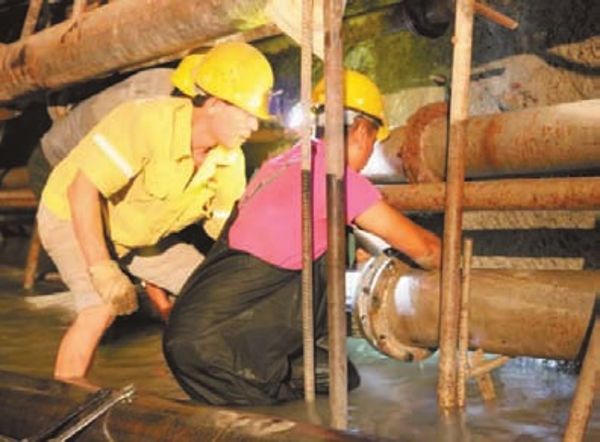 คนงานกำลังก่อสร้างท่อระบายน้ำในอุโมงค์หงโต้วซาน (ภาพจากเว็บไซต์รัฐบาลท้องถิ่นเมืองหลินชาง)