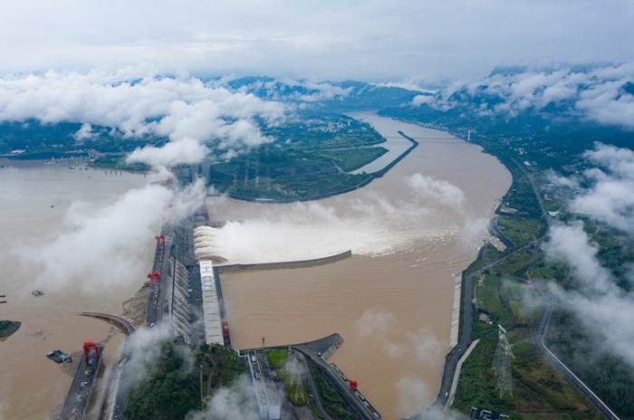 การผุดเขื่อนสามโตรก (Three Gorges Dam) เป็นวิสัยทัศน์ของผู้ซุนยัตเซ็นวางแผนการก่อสร้างฯในปีพ.ศ. 2462 โดยมีเป้าหมายป้องกันน้ำท่วมที่ก่อเหตุวิปโยคในแผ่นดินจีนมานับพันปี งานก่อสร้างเริ่มปี 2537  และเริ่มทำงานเมื่อปี 2551 